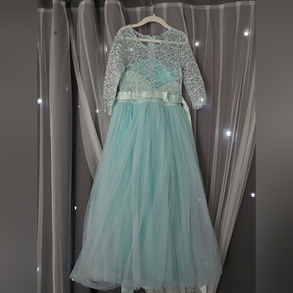 Elegant Lace and Tulle Girls Dress in Teal size 6-8. Like New! Excellent!